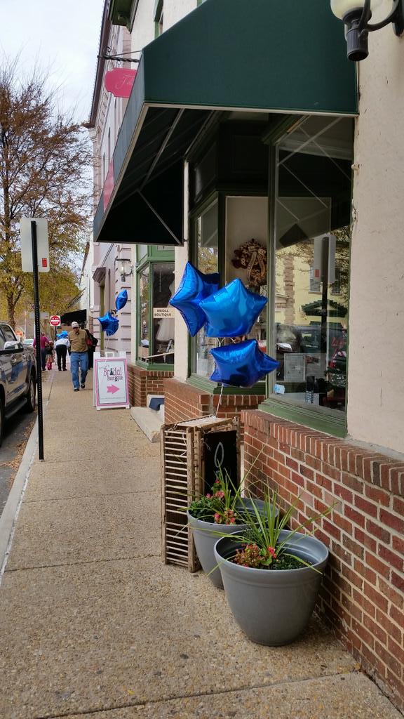 hmisamphone's tweet photo. Shop small Saturday in downtown Manassas. https://t.co/Bi6asBb2aq