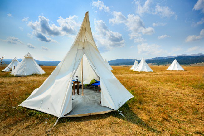 thevenuereport's tweet photo. Roast s'mores and swap stories under the stars at one of our fav #glamping hideaways. https://t.co/96OsP2gTTL https://t.co/B8NzuOpUWE