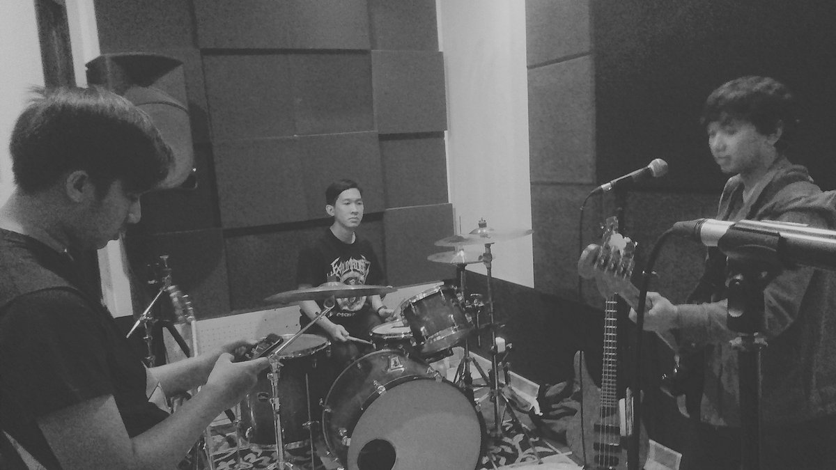 wrecksound's tweet photo. Kembali ngubek-ngubek lagi di studio. Dustas dustas dustas! https://t.co/1uRJ6QCQpK