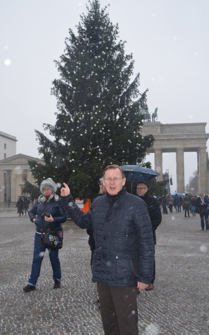 OTZonline's tweet photo. In Berlin @bodoramelow vor #Rotfichte: #Weihnachtsbaum aus #Meuselbach  am Brandenbg Tor  https://t.co/7EfICTJJFb https://t.co/NrE59ZBu47