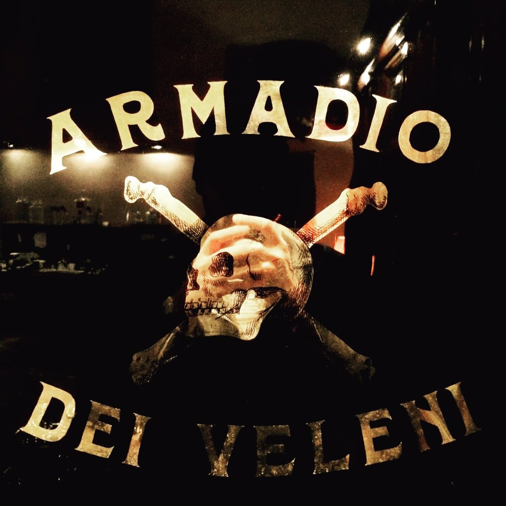 Stradabella's tweet photo. Chi gli scheletri, chi i veleni 💀🍸#ilbellodi #firenze https://t.co/LGrS7SKJAQ