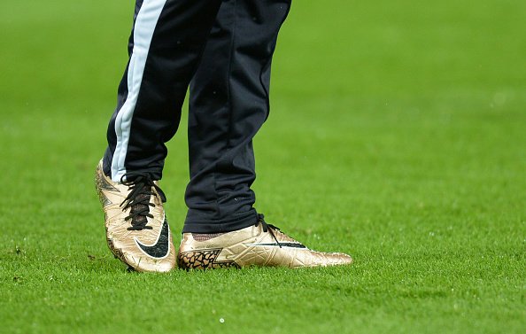 BBCSport's tweet photo. Jamie Vardy has gold boots on today.

Premier League record on the way? https://t.co/xtfA6P5Ge0  #LCFC #MUFC https://t.co/Xu0tOvjYlZ