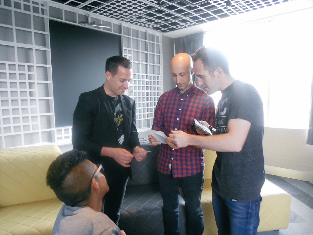 BlackkZtarr's tweet photo. Nice to meet you @daviddesrosiers @jeffstinco @chuckcomeau 🙏���✌🏼 #PremiosTelehit #SimplePlanPremiosTelehit https://t.co/ENlPkFr92e