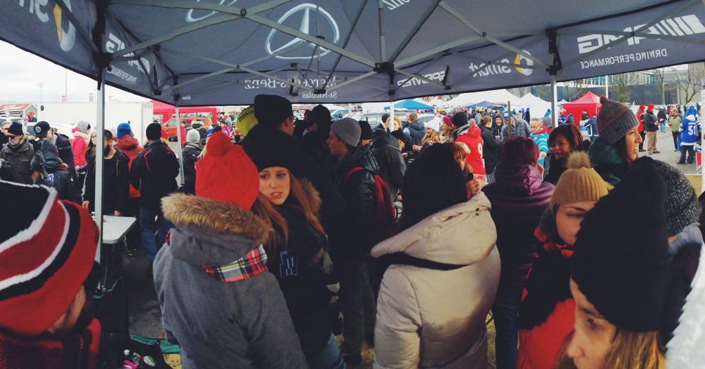 Galadelareleve's tweet photo. Le tailgate tire déjà à sa fin ! Merci à tous ceux qui sont venus fêter avec nous ! #tailgate #coupevanier #commul https://t.co/2fVlBhdMaI