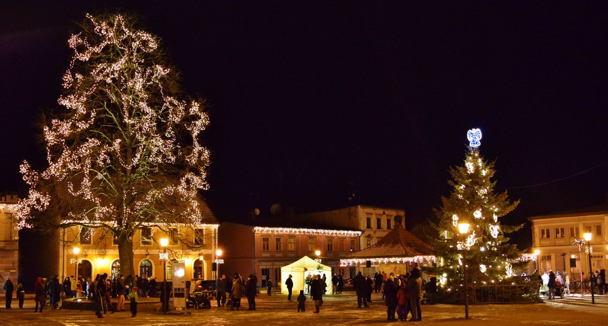 Cēsu galvenā egle ir iedegta. Vēlam skaistu Ziemassvētku brīnumu gaidīšanas laiku!