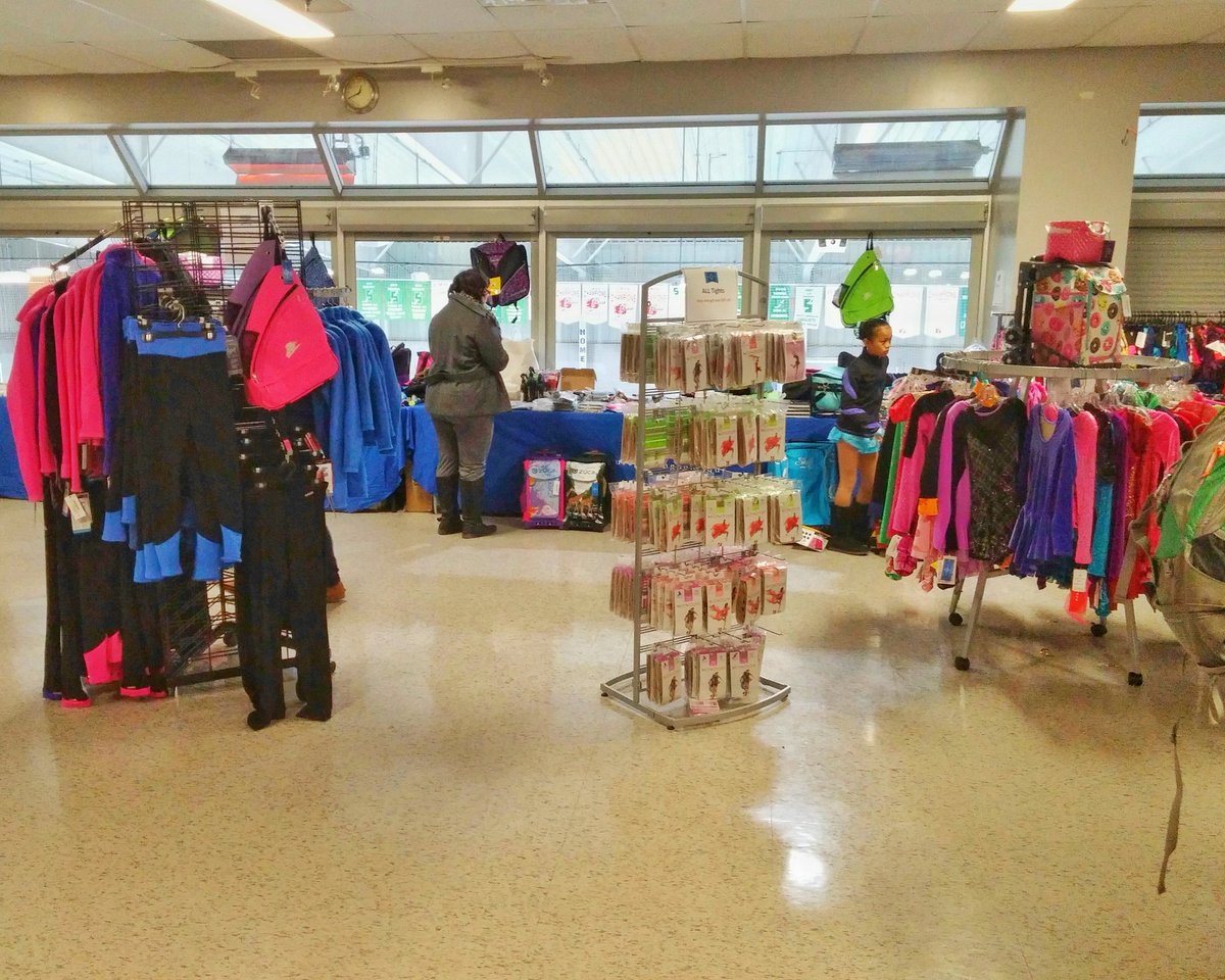 GeorginaSkating's tweet image. Don't forget our great KIS vendors are upstairs. @DAstiPhoto @The_FSB #JBVideo &amp;amp; #muvwear