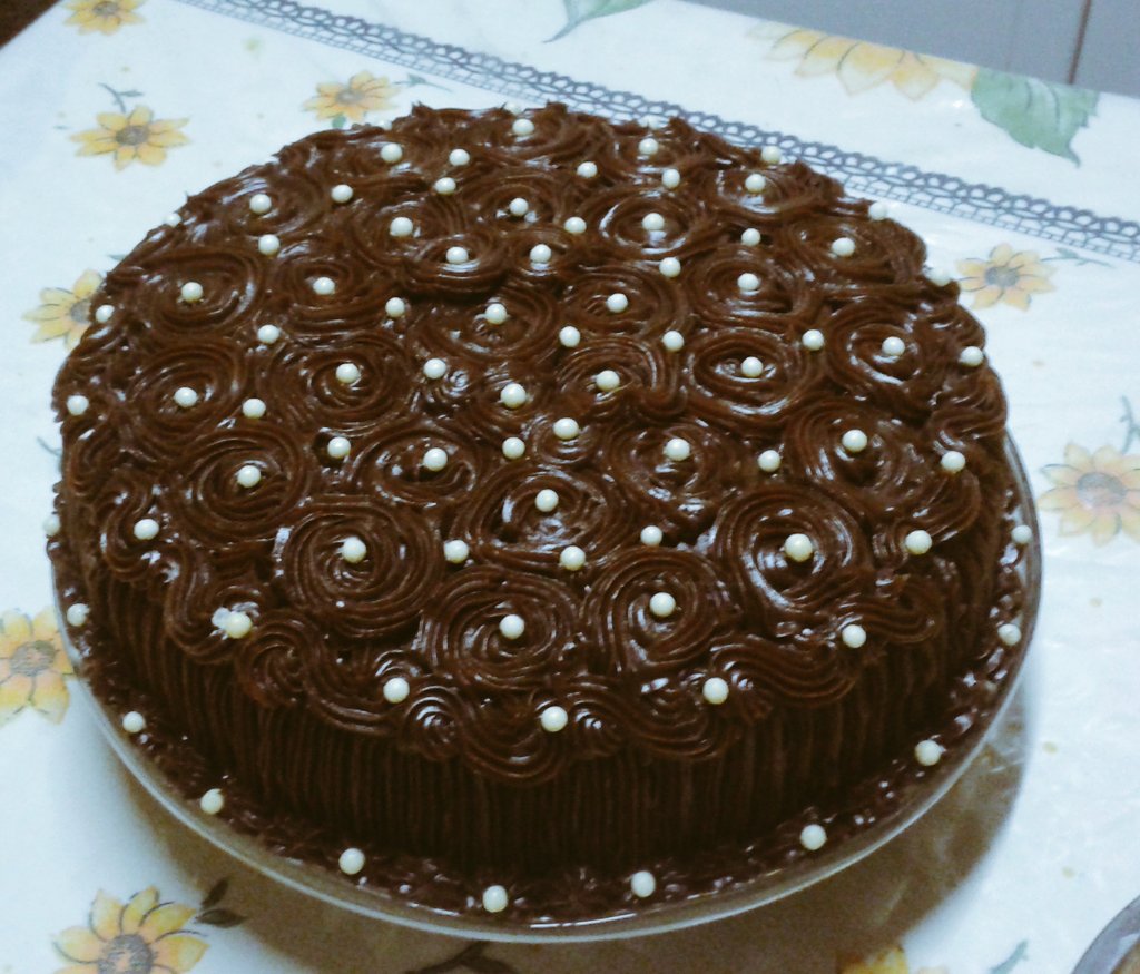 _NandaSales's tweet photo. Bolo surprise pra titia... 🎉 https://t.co/XAZW5afW62