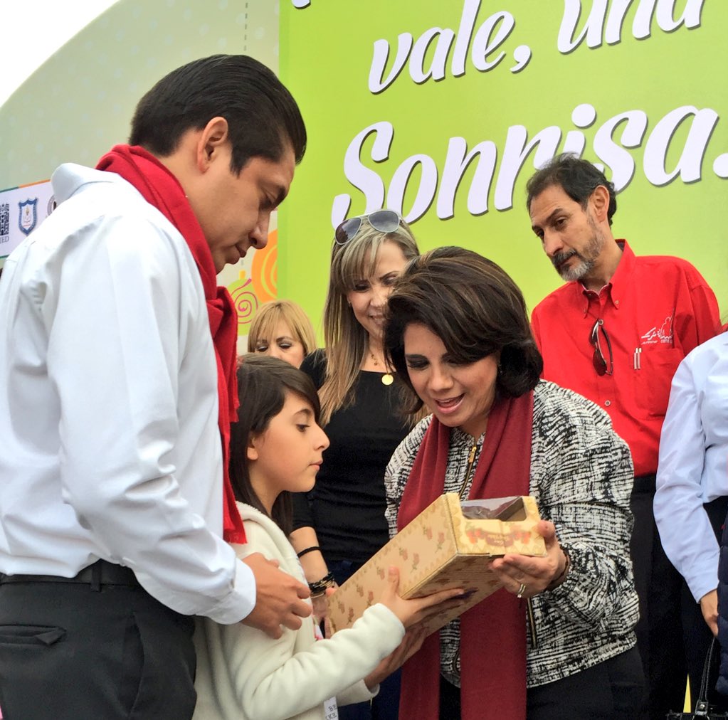 COBAEDoficial's tweet photo. Familia COBAED participa en #Radiomaraton2015 #TuRegaloValeUnaSonrisa @Tere_AdelC @Francelia1984 @DIF_Durango https://t.co/OLJVu1BfTE