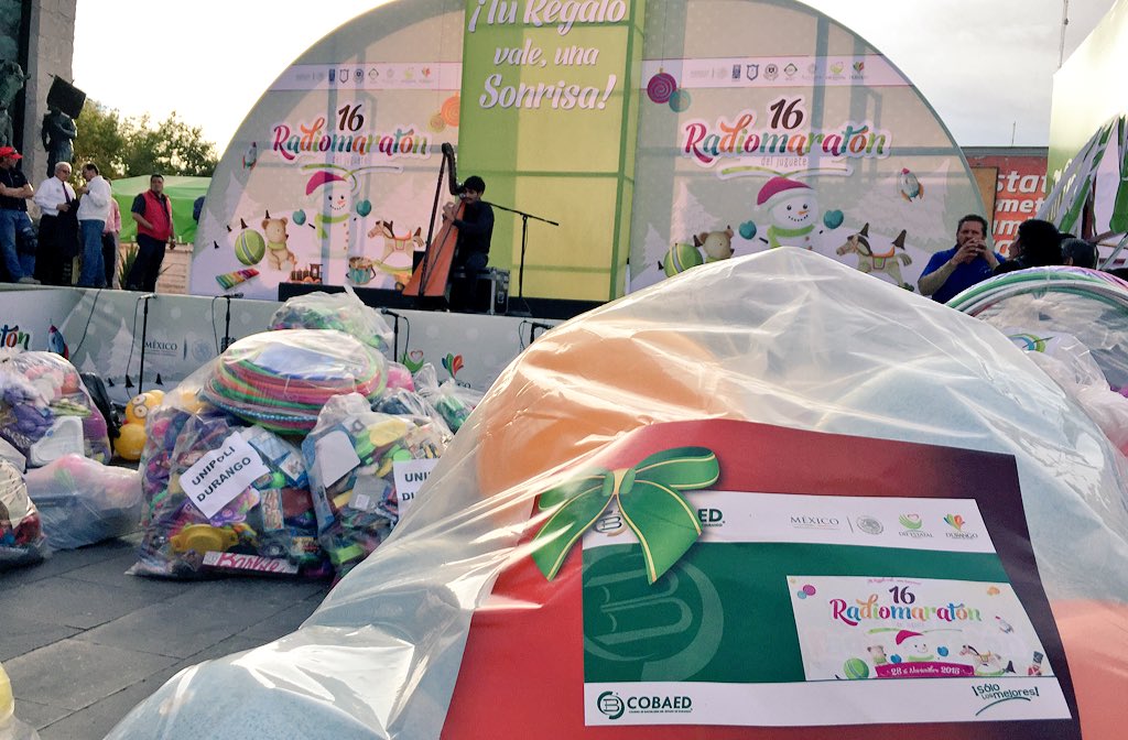 COBAEDoficial's tweet photo. Familia COBAED participa en #Radiomaraton2015 #TuRegaloValeUnaSonrisa @Tere_AdelC @Francelia1984 @DIF_Durango https://t.co/OLJVu1BfTE