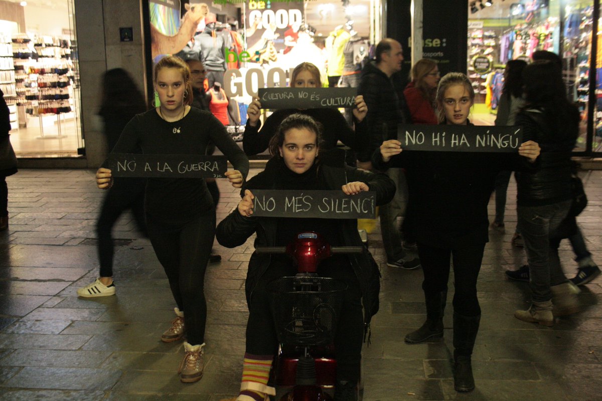 CPEsquerda's tweet photo. Crònica de l'in_cult 2015 al carrer de la @bonetanna. La podeu trobar a https://t.co/PK2iKZpL46 @ArsenicTeatre https://t.co/mNpE3XOhF7