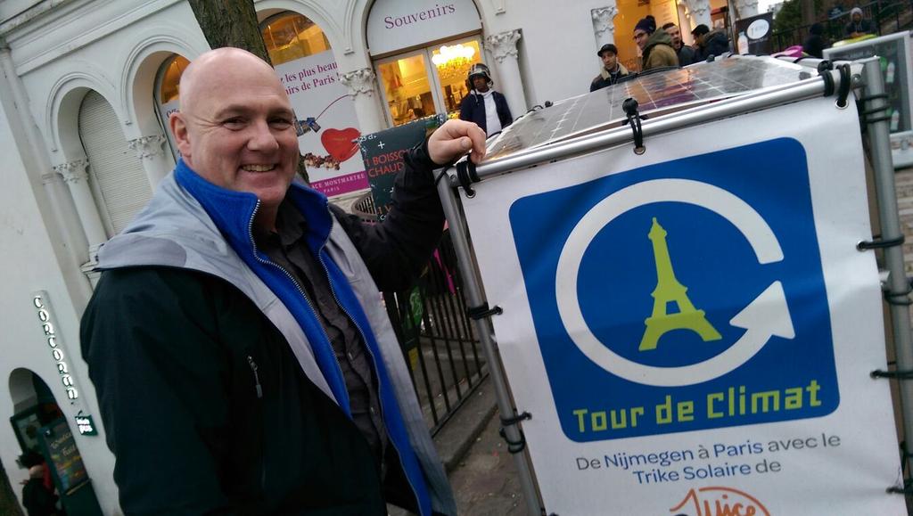 TourdeClimat's tweet photo. En ook @astro_andre kan niet om onze fietsers @JuiceOnWheelsNL heen! Iedereen #4ClimateAction! Super! #COP21. https://t.co/OOLBmNXtQa