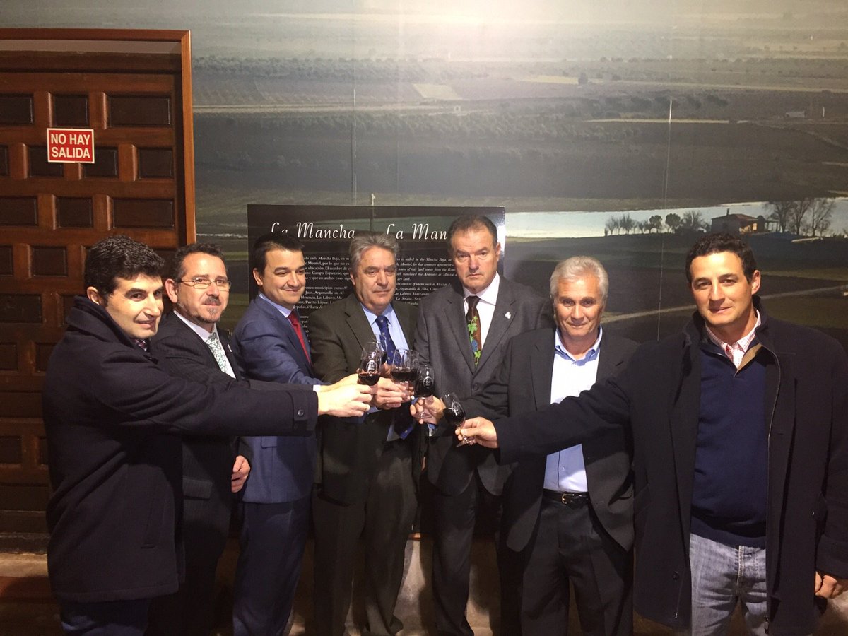 crisnalasol's tweet photo. Brindis por los nuevos #vinos2015 en #LaSolana @fmartinezarroyo #Viticultura #LaMancha #Vino @vinodelamancha https://t.co/Cdkk5JfSPj