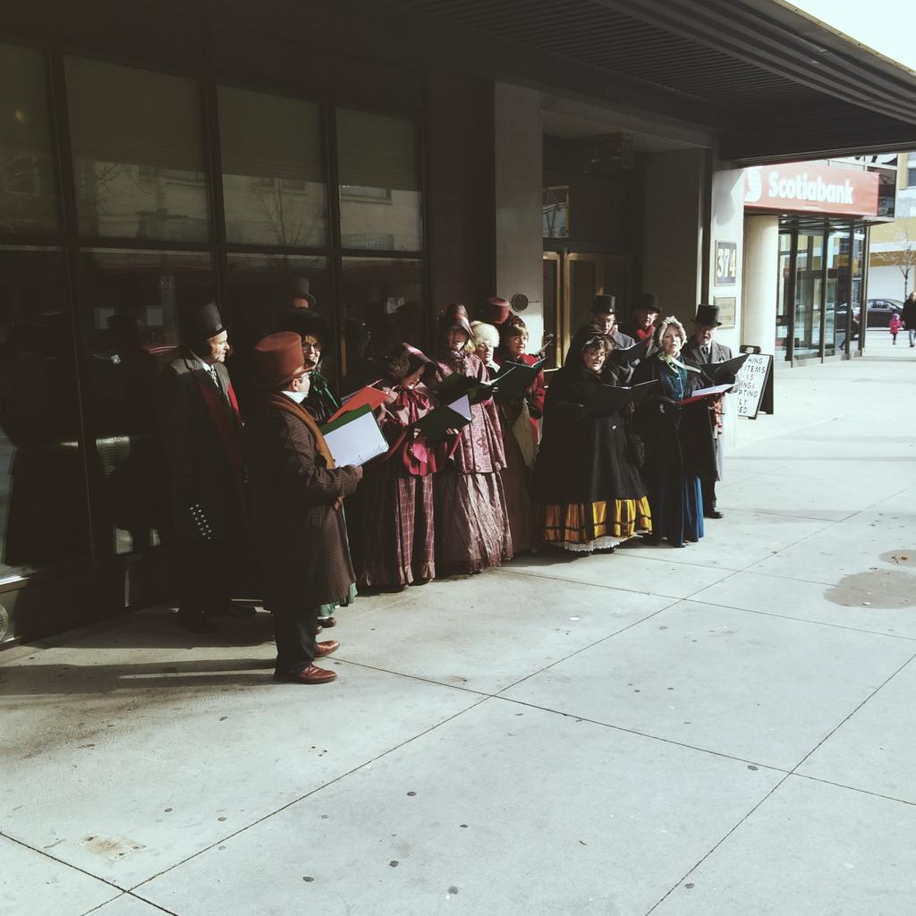 529Adv's tweet photo. The perks of studying at @StClairCollege-downtown campus-Carolers fill downtown Windsor with sounds of the season 🎅 https://t.co/iQO2dACoCQ