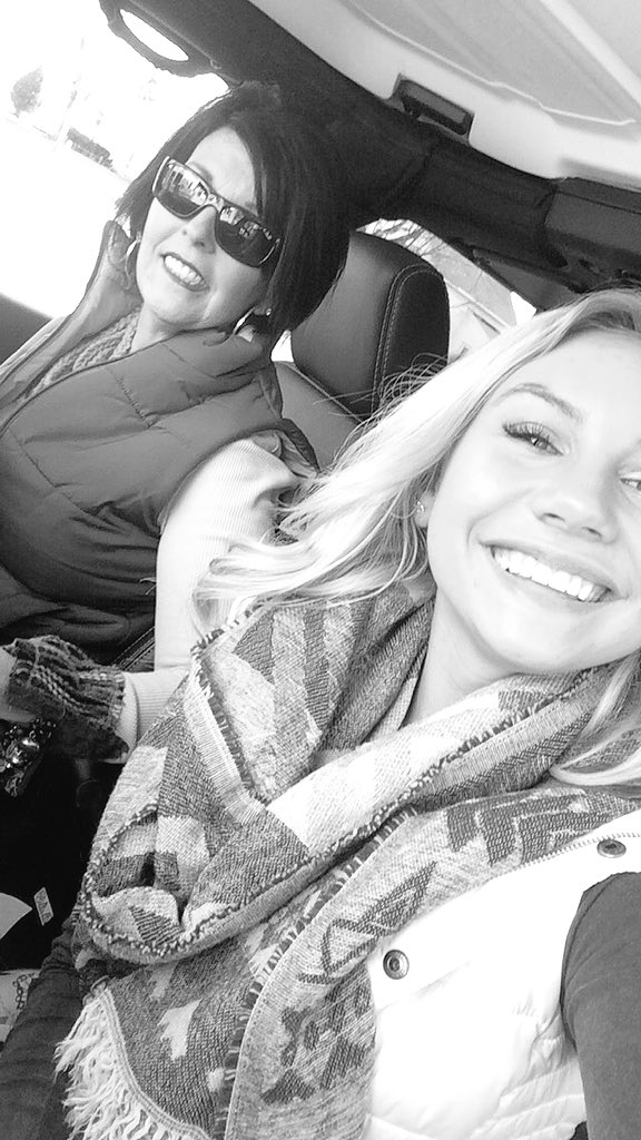 GalJeep's tweet photo. Stylin in moms new 2016 4 door Sahara https://t.co/KvLnlA34y8