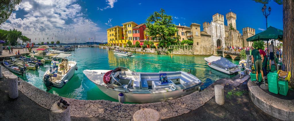 TravelOverdose's tweet photo. Gardasee, Italy - by Ralf Thoma. https://t.co/uGhgXP15ux