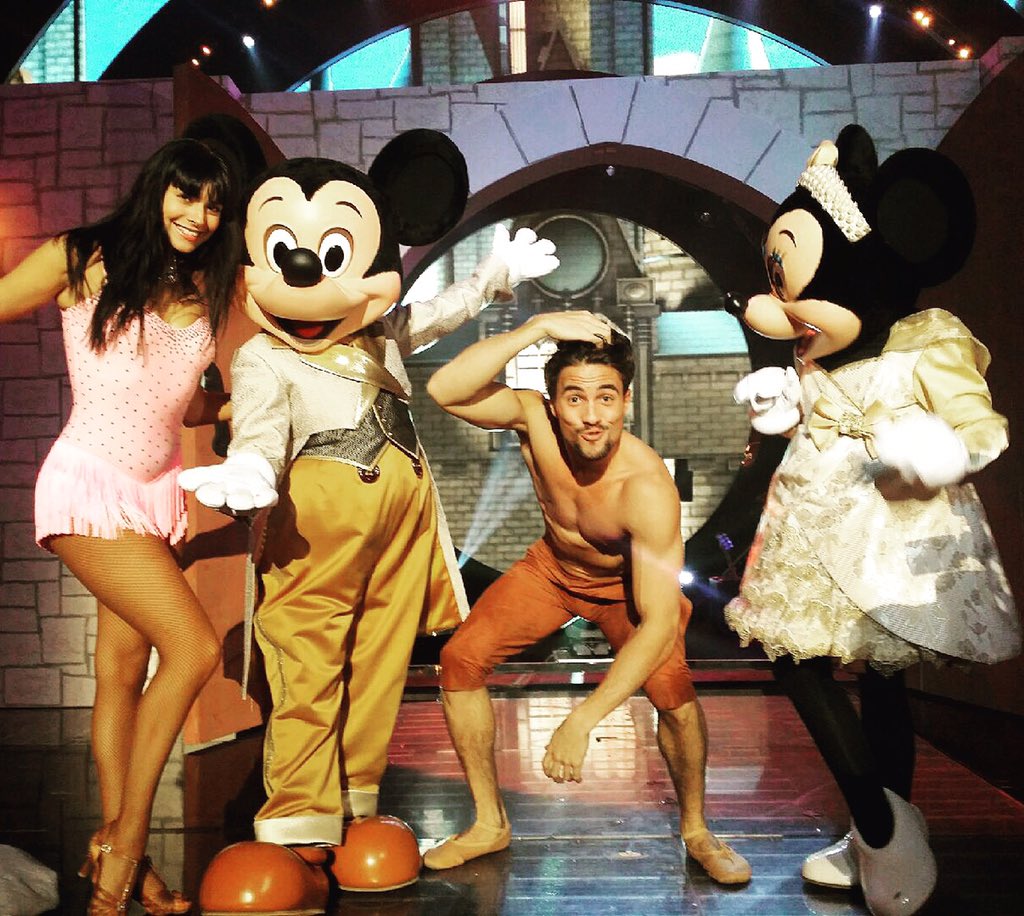 OlivierDion's tweet photo. En vous souhaitant une soirée des plus magiques!!! On compte sur vous!! 😘😘😘🐒🏰 #DALS #DALSDisney #TeamCandiceOlivier https://t.co/THWCu65cEE