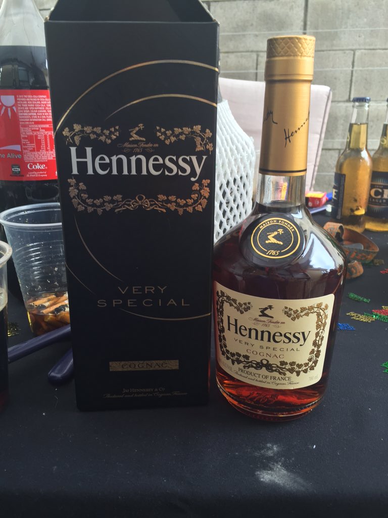 TakauTanga's tweet photo. πππ yuuuuuum! #hennessy it's 9am right now still on it π©π©π© #sundayhaps https://t.co/B7NLbug7g8