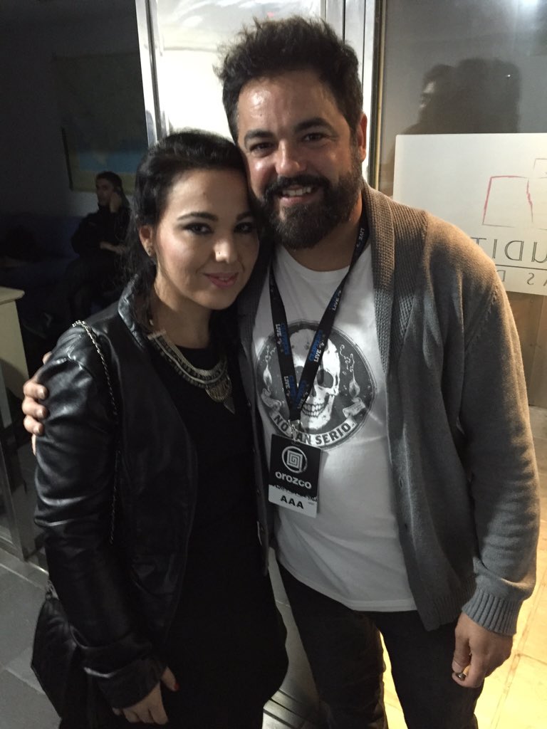 ¡Qué bonitas esas charlitas preconcierto!

Sí, sí! Esta noche Roquetas se va a rendir a los pies de <a href="/antoniorozco/">Antonio Orozco</a> 🙃🎶