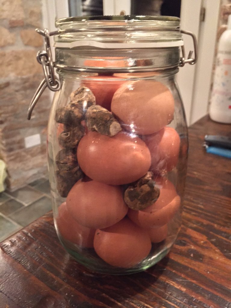 poltronaggio's tweet photo. #hardcorechef

[due uova al tegamino al tartufo]

(si, bianco, @ldibartolomei, lo so che te lo stai chiedendo ;) )
. https://t.co/Avk2RUIWpb