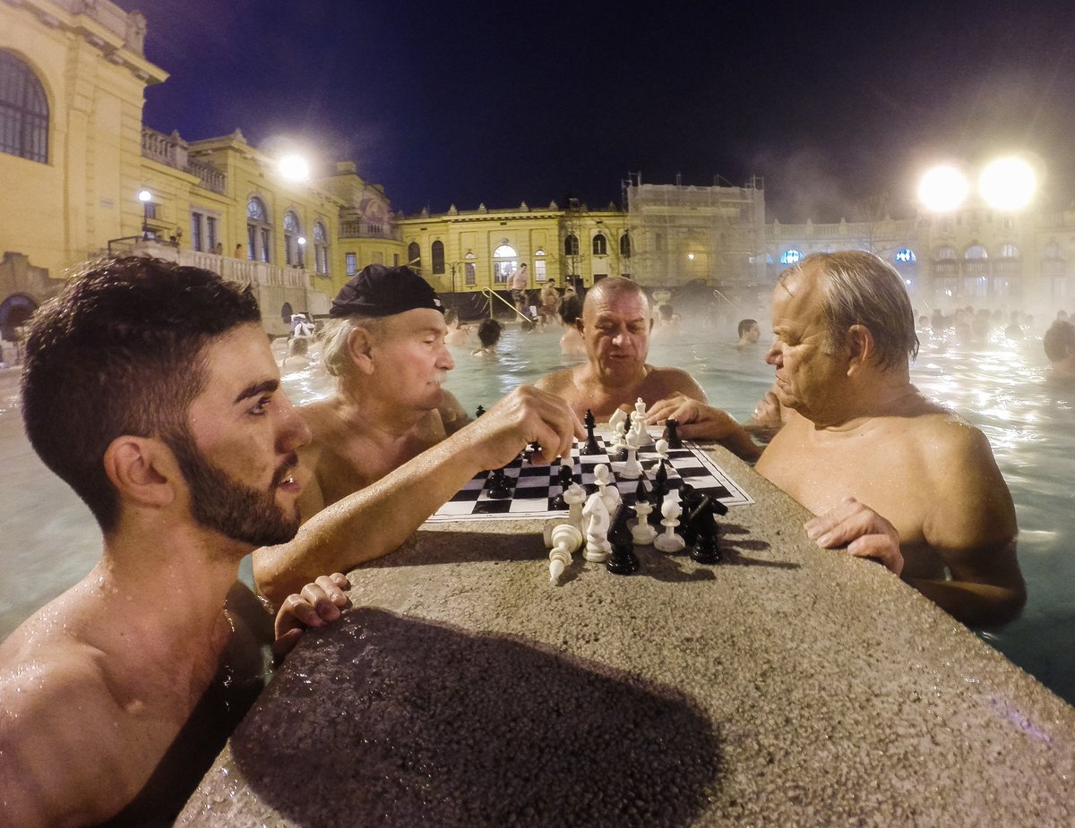 IvanDignoti_'s tweet photo. • SCACCO MATTO • Un po di relax a bordo piscina con i miei amici.. #mylife #paradice https://t.co/MFw9IoDp7o