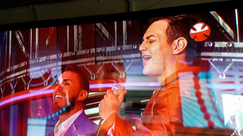 aracelly74's tweet photo. @jordansalinas  @nochedebrujas  @LosJaivas_Chile unidos por esta hermosa causa @Teleton #TeletonChile https://t.co/1meNx0aCST