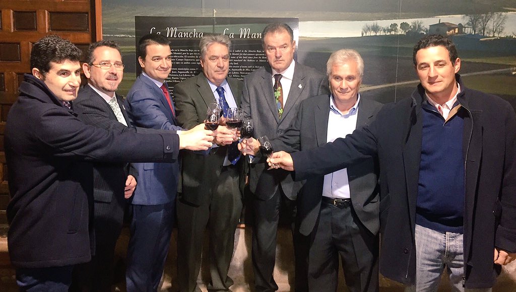 🍷 Culminamos la jornada presentando los nuevos #vinos de la cosecha de la vendimia 2015 #LaSolana 🍇 #vinodelamancha