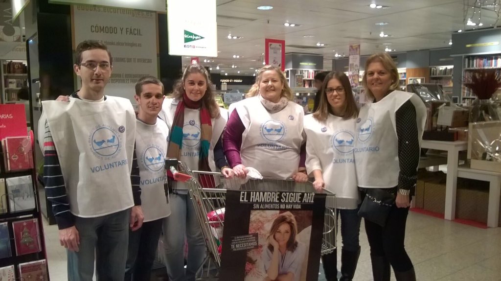 hdadstagenoveva's tweet photo. Hoy hemos seguido colaborando con la #GranRecogida2015 de alimentos para el @B_Alim_Sev #ManosConCorazon https://t.co/6URDWEgh0g