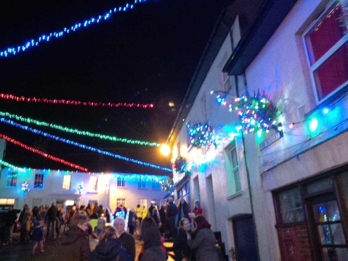 petebestuk's tweet photo. @Uffculme Biggest cheer of the night when the centre piece lights came on! #FalseStart #ChristmasOfficiallyHere https://t.co/rPeG3siEKy