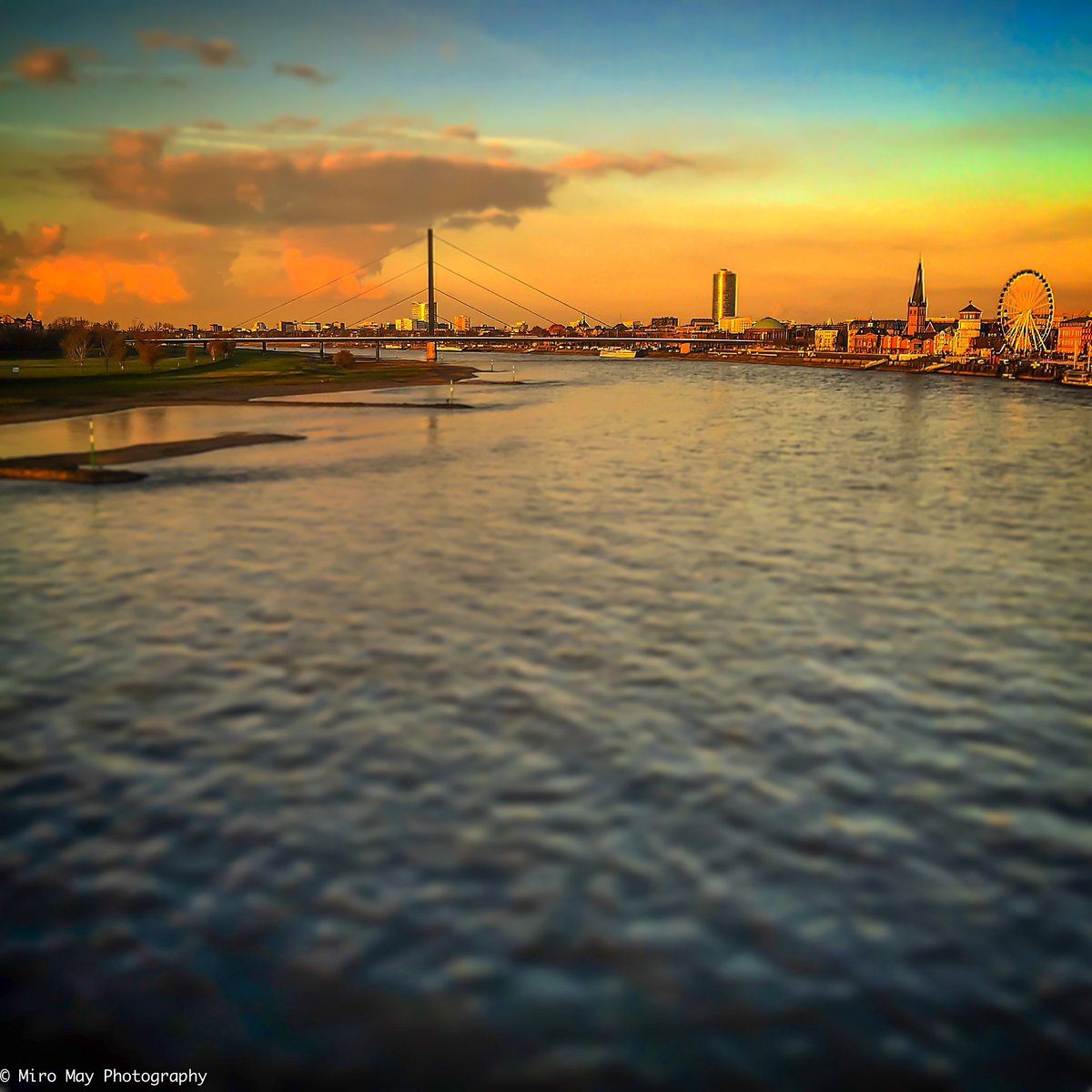 Miro_May's tweet photo. Sunset in Düsseldorf - end of November  #Duesseldorf #sunset #Germany #rhein #miromay https://t.co/dRx1LWspWV