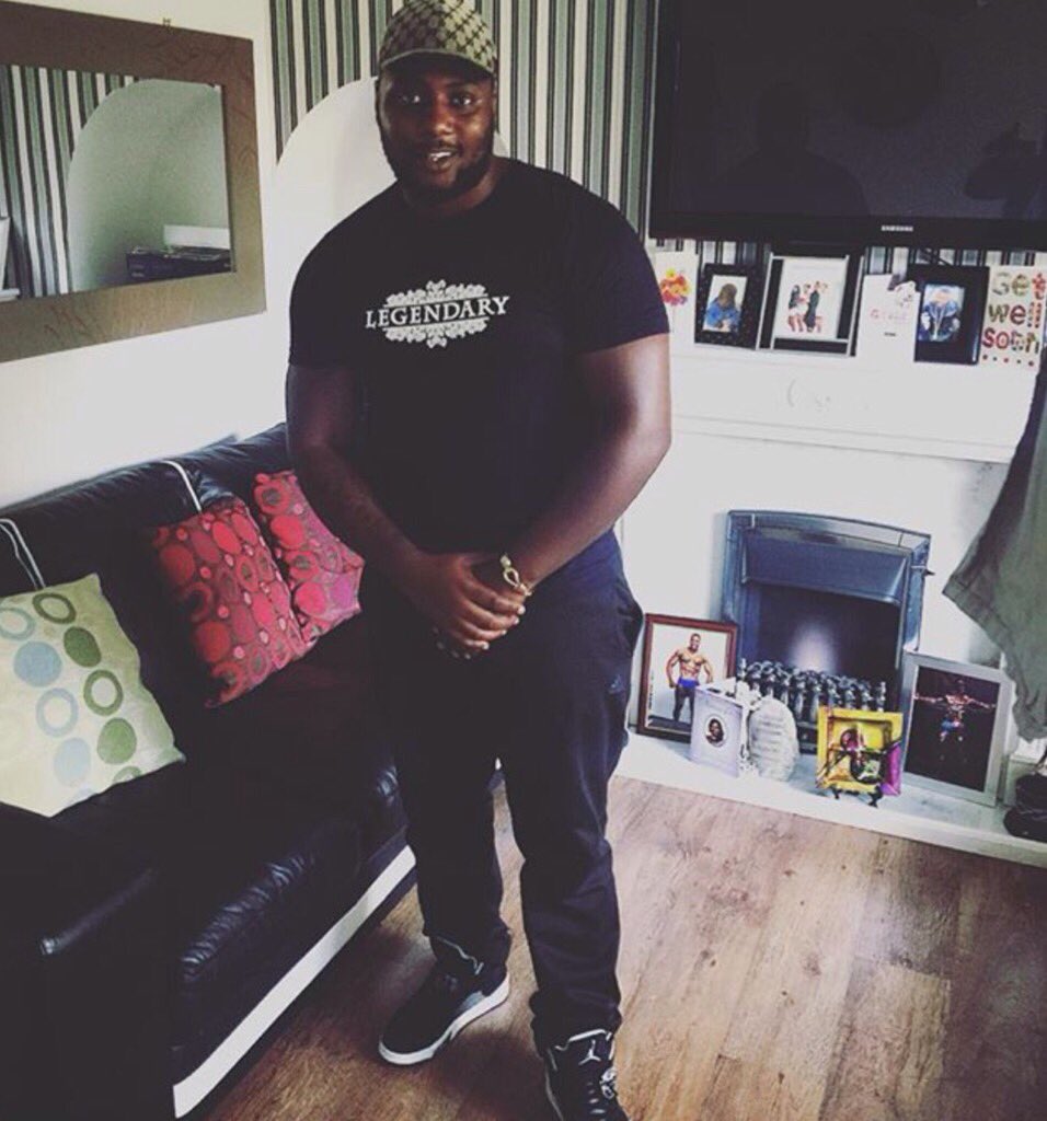 LEGENDCLOTHING1's tweet photo. Navy Blue &amp; White Legendary T-Shirt | £20 inc P&amp;P | #LegendClothingLDN | @DJLIMELIGHTUK @kandman @bommab0121 https://t.co/Ls5SrQ7qpa