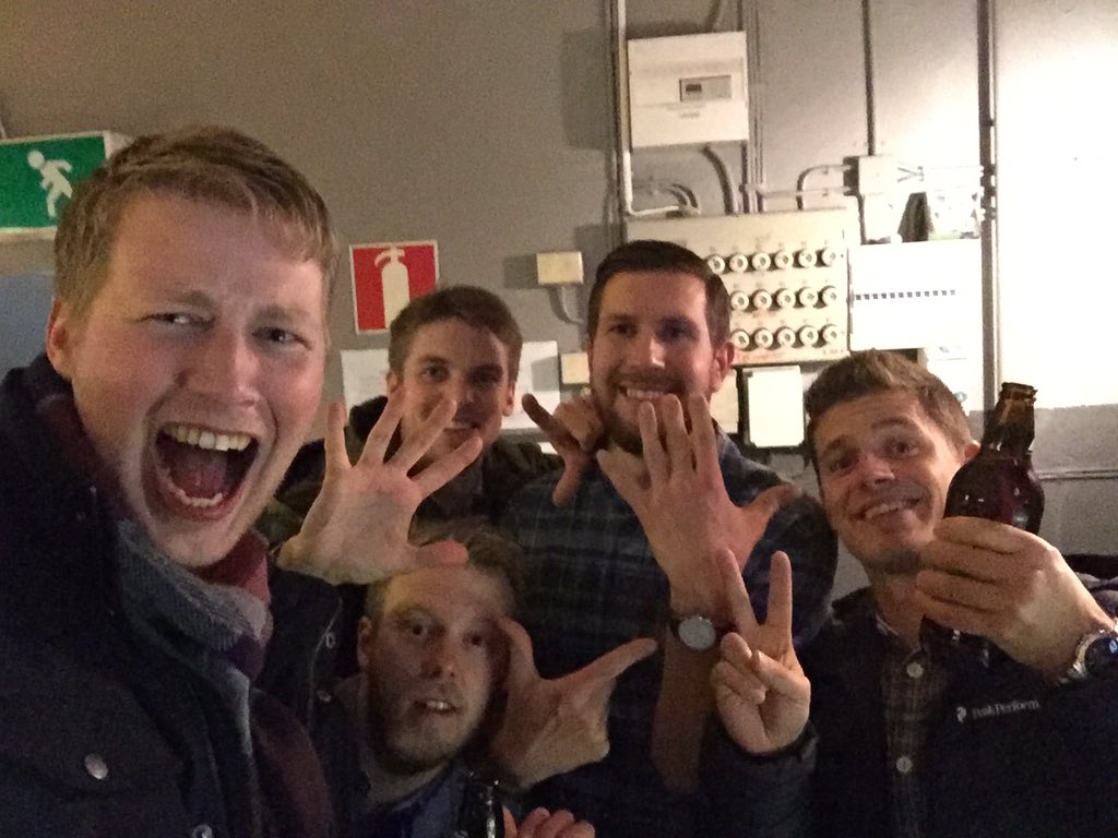 lundqvist86's tweet photo. Pub nr 7, biljardhak med väntelista. #10pubsofchristmas https://t.co/HoEwHw0sFs