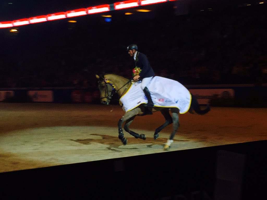 SwedenHorseShow's tweet photo. Publiken ställer a sig upp under ärevarvet, Sverige älskar John! https://t.co/OiOIpq88b0