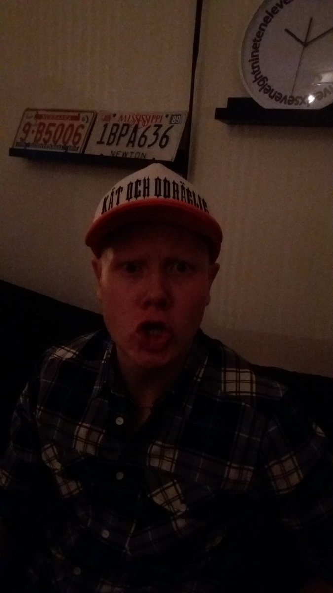 daniel_lundmark's tweet photo. Fyllecalle är kvällensinnehvarare av vandringskepsen @fippaq https://t.co/nywo4aWXyO