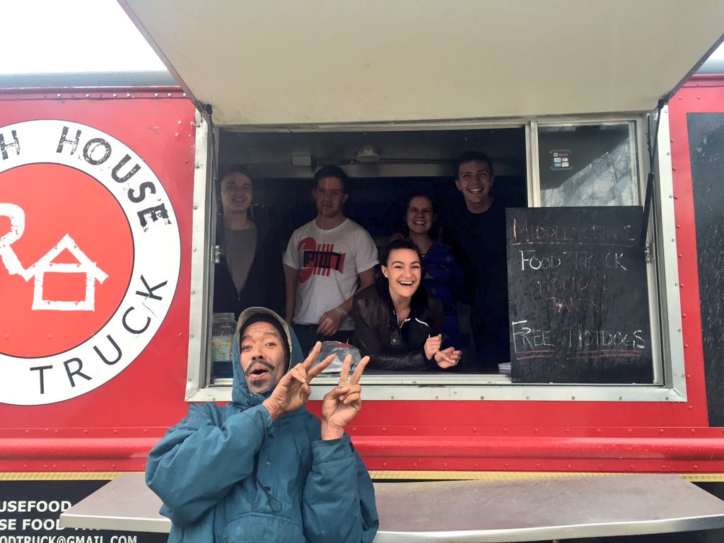 RoughHouseFood's tweet photo. Fabulous #charity day in #MiddletownCT we gave away over 100 free #hotdogs and it was lovely! HAPPY HOLIDAYS ☃ https://t.co/6xPXNHjLCJ