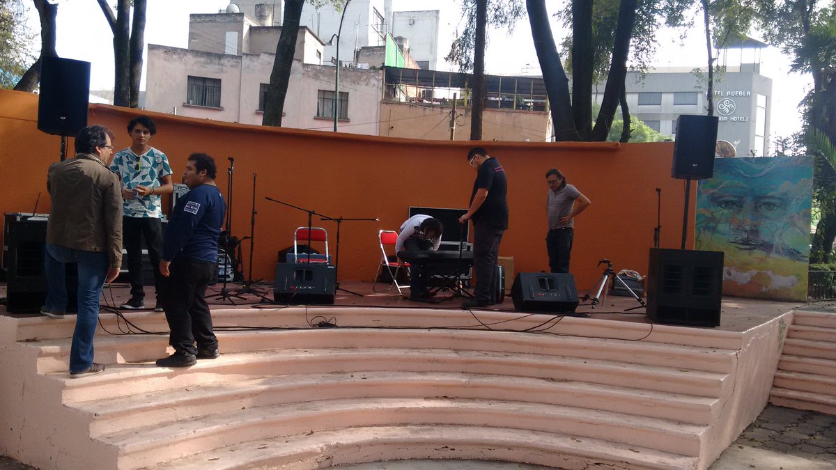 romitamiamor's tweet photo. El cantautor Eduardo Rodríguez esta a punto de comenzar en circular de morelia. No te lo piedras. #CCRCArte https://t.co/kSpZtZfV2v