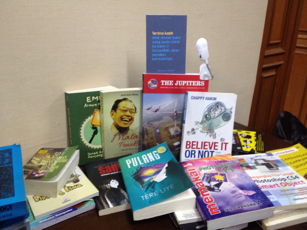 2006menabung's tweet photo. #ReportaseIKATEKSI | Dan kami mendapatkan sumbangan beberapa buku dari para alumni untuk #2006Library @HMSUndip https://t.co/op1cN6aZqJ
