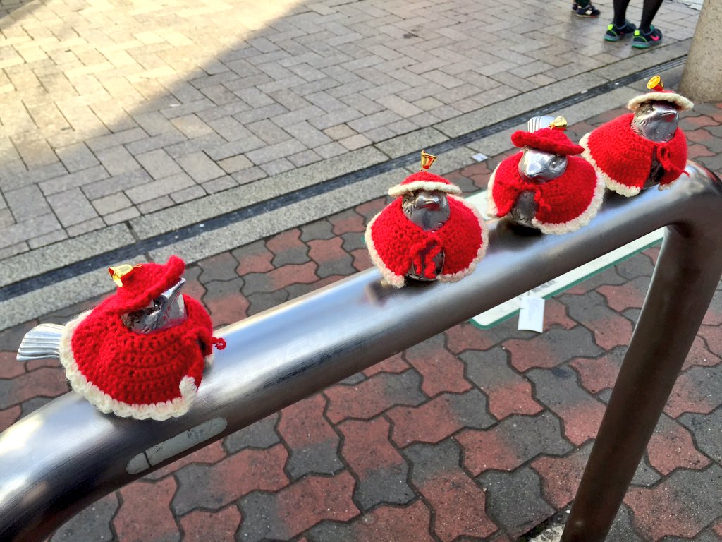 一昨日しましまだったのに、今日はサンタ仕様になってる江ノ電江ノ島駅前のスズメ達
