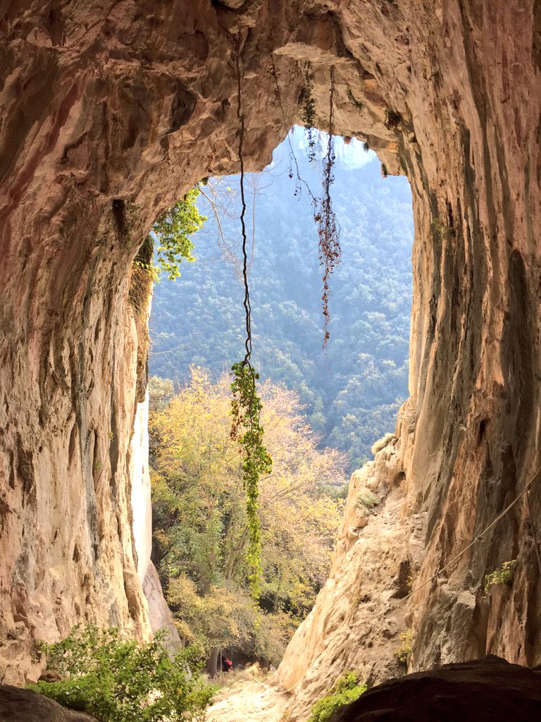 SaraBlazquez's tweet photo. #Tavertet #CinglesdeTavertet #Collsacabra Cova de les Pixarelles i Morro de l'abella 😍 https://t.co/D5qVPnEGDF
