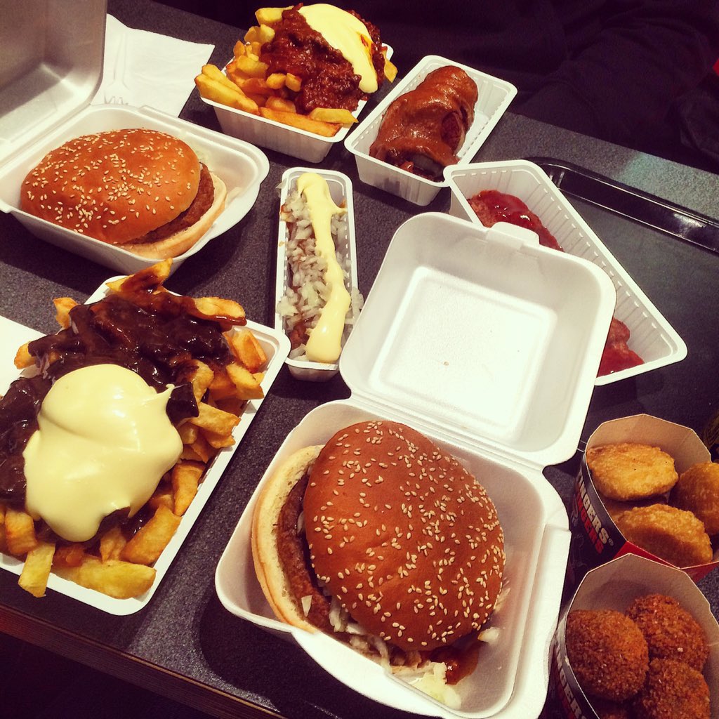 DJ_Felix_Harrer's tweet photo. I love my life! 🍟🍔❤️

#hamburger #cheesburger #food #foodporn #fries foodgasm #sittard #trepke #holland #bulking https://t.co/ra0Mf8nr85