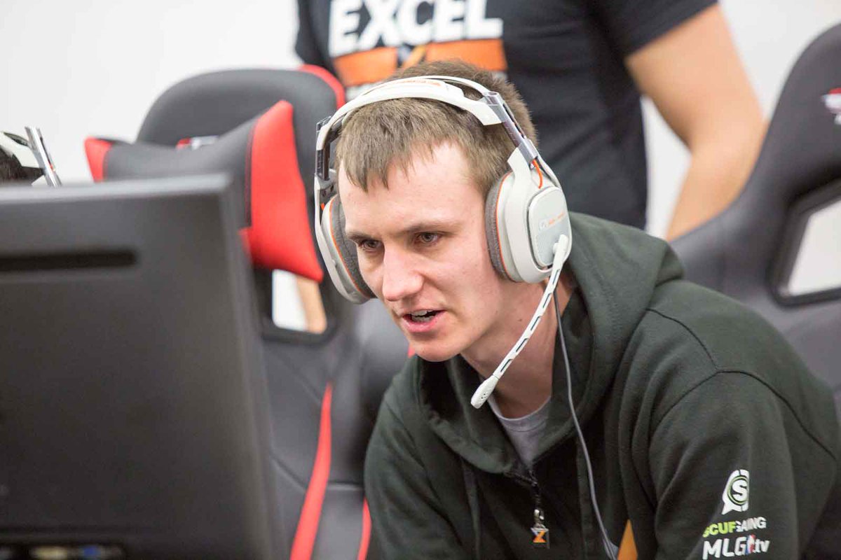 CityLanLIVE's tweet photo. Still a few matches to wrap up today COD BOIII at the @pborogardenpark with @Am_2_Pro #peterborough #6-3ouch https://t.co/Ki8Wh8Av1R