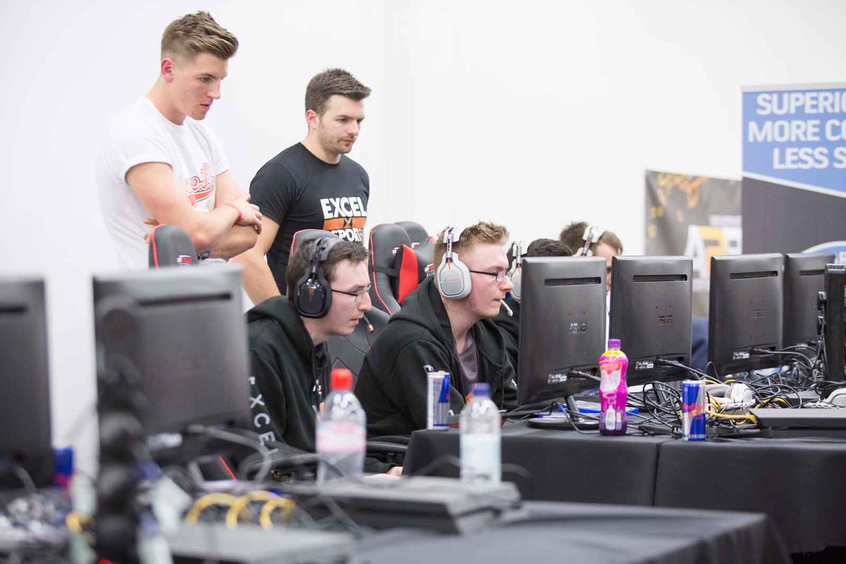 CityLanLIVE's tweet photo. Still a few matches to wrap up today COD BOIII at the @pborogardenpark with @Am_2_Pro #peterborough #6-3ouch https://t.co/Ki8Wh8Av1R