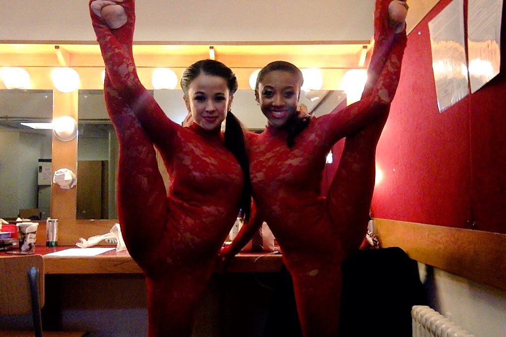 PixieLeKnot's tweet photo. @YasFlorentine #backstage #splits #flexible #aneveningofburlesque #stgeorgesconcerthall https://t.co/oxhmvt1HnW