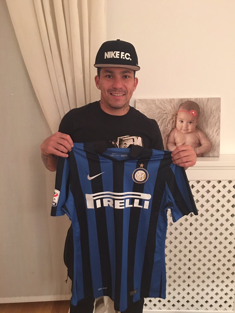 MedelPitbull's tweet photo. Amigos de @Teleton les dono mi camiseta de @Inter autografiada para que la rematen. #TodosAlBanco #YoYaFui 🇨🇱 https://t.co/UeGJuCjEey