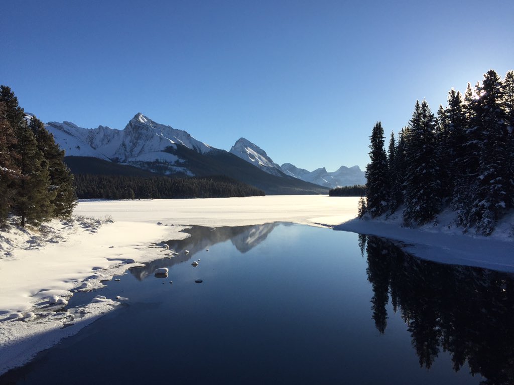 Lightning7777's tweet photo. Beautiful @Maligne_Lake https://t.co/fly4PAb043