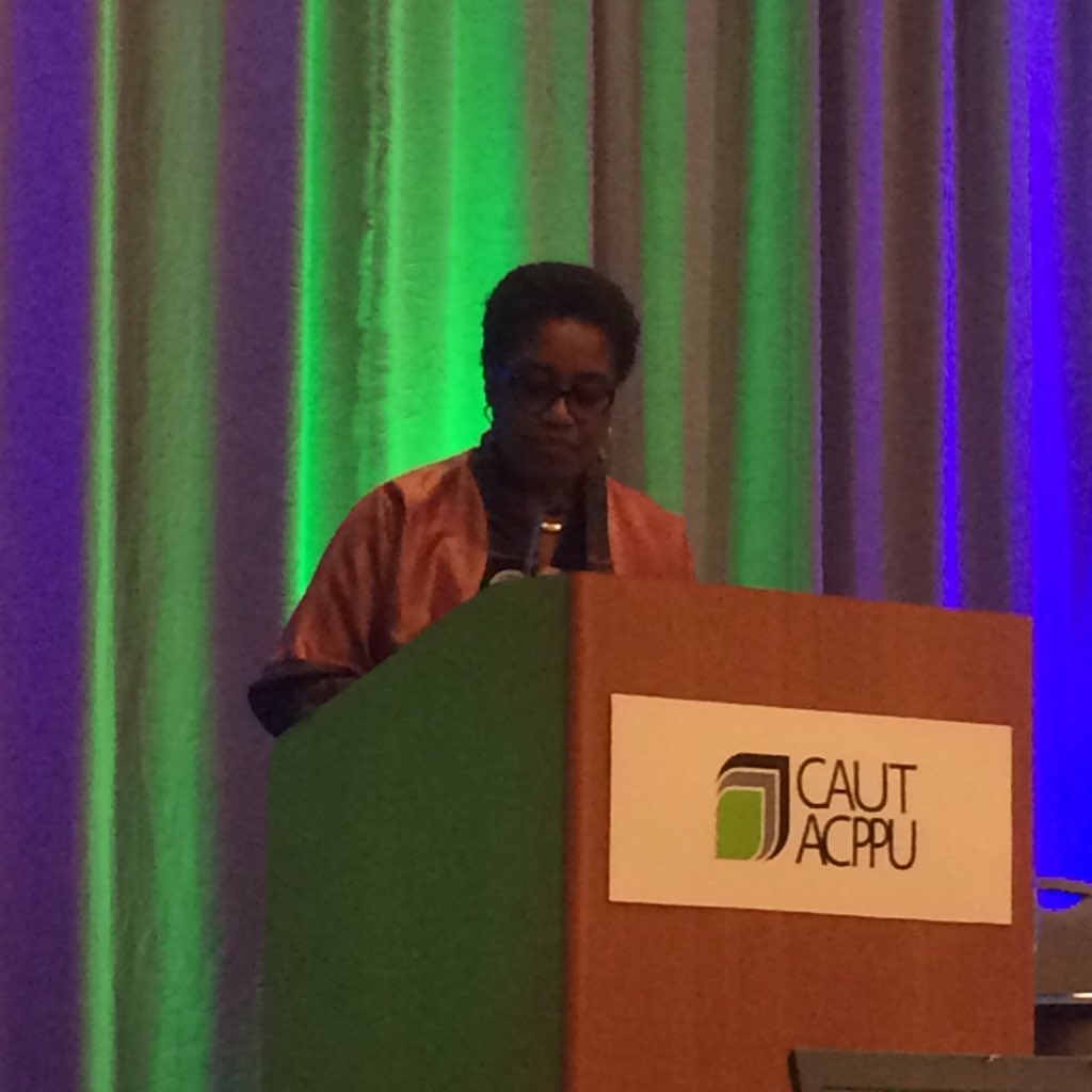 CAUT_ACPPU's tweet photo. @MalindaSmith receives CAUT equity award. Congratulations! #CAUT2015 #caut #cdnpse https://t.co/8Here8Btkh