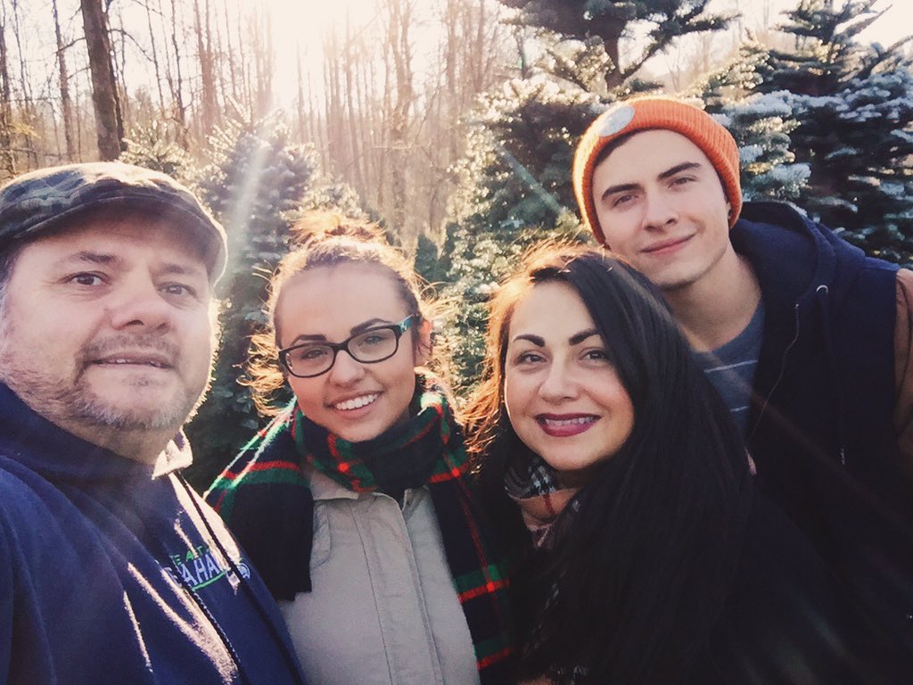 jordanobaya's tweet photo. People who get fake trees don't understand 🌲🔫 #killatree https://t.co/TArlfU8Hy6