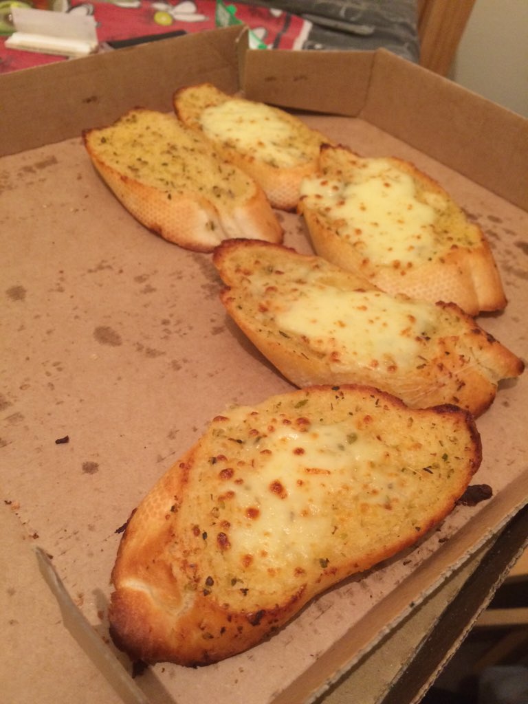 Cheese garlic bread with no cheese! <a href="/pizzahut/">Pizza Hut</a> what is this??? <a href="/pizzahutdeliver/">Pizza Hut Deliver</a> <a href="/pizzahutuk/">Pizza Hut UK</a> #worstexperienceever 🙄😑😤