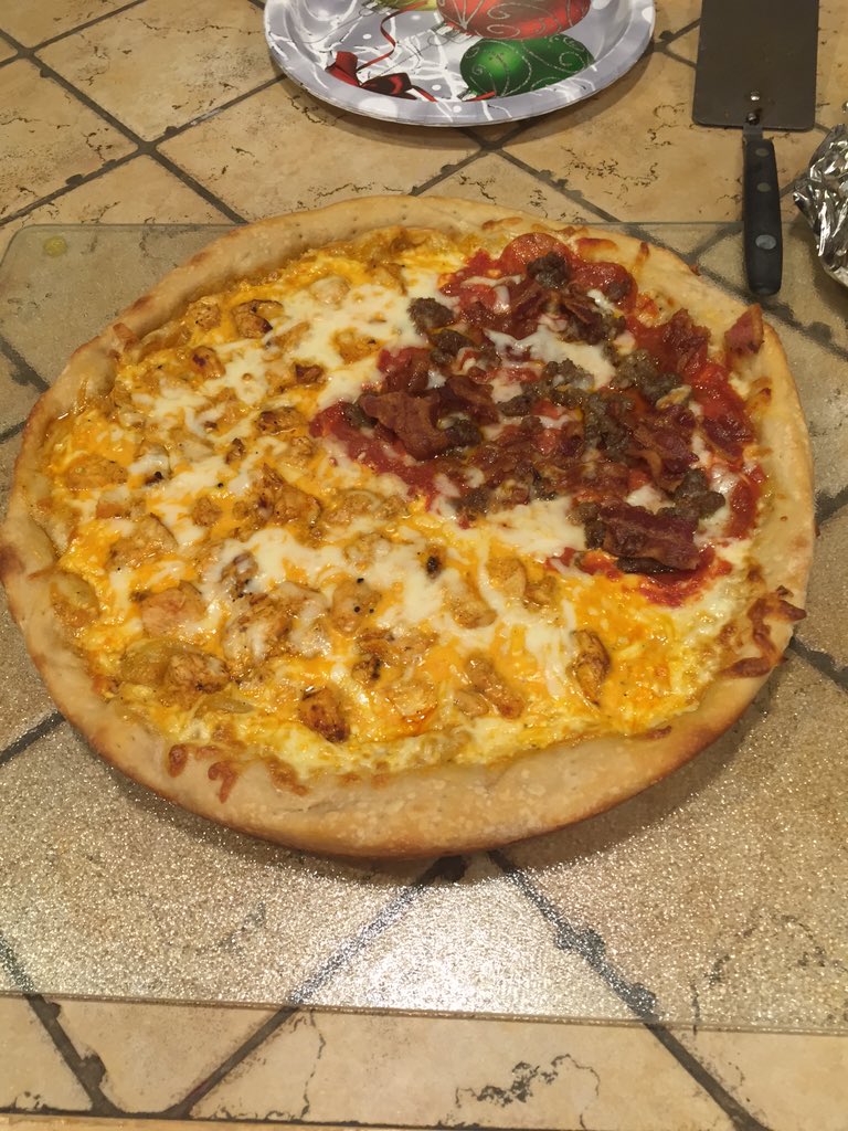 petercerq19's tweet photo. When my mom makes pizza>>>😍 https://t.co/WQP0DlkNb3