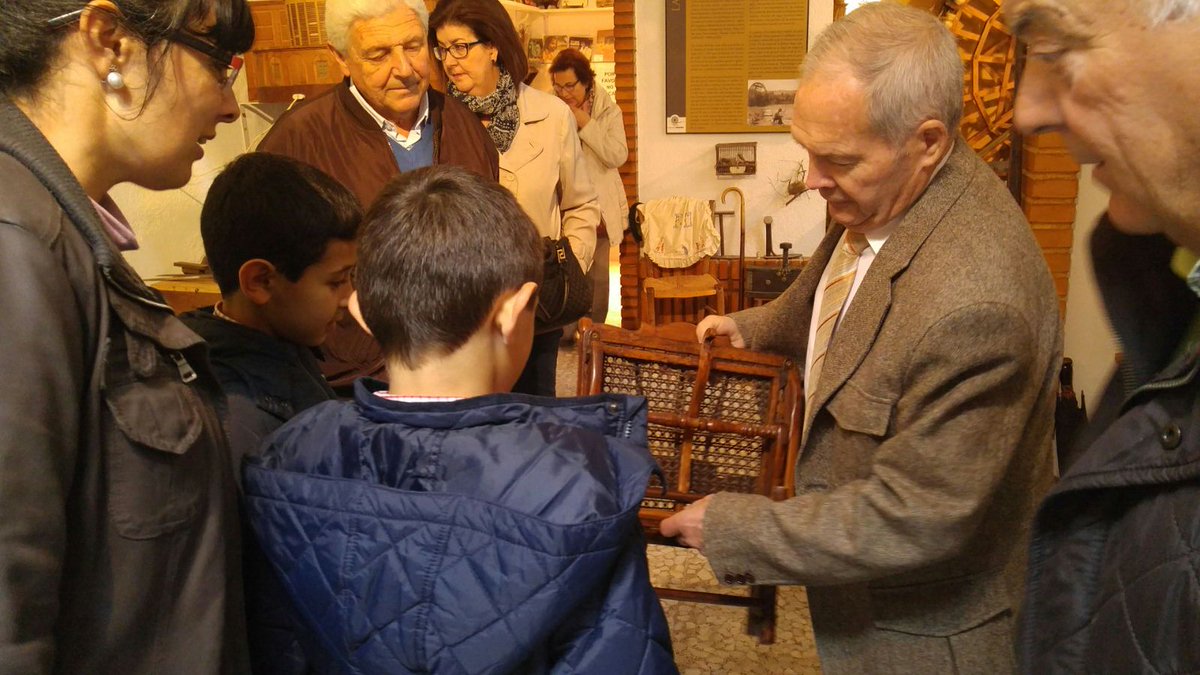 ENTRECULTURASGC's tweet photo. Hoy en las #JEP15 visitando la Colección Etnográfica de José Díaz en #PuenteGenil @puentegenilinf https://t.co/r3vtGzztFH
