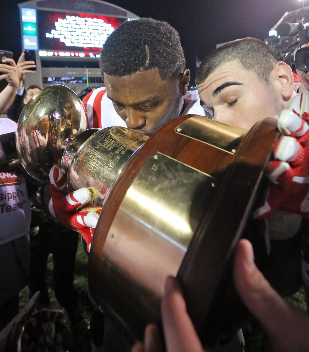 icadavis's tweet photo. "@OleMissPix: Chad Kelly and @SuccessfulQuon kissing The Golden Egg! @OleMissFB #BackToBack 💙❤️💙❤️https://t.co/f0m88Ud2eb"